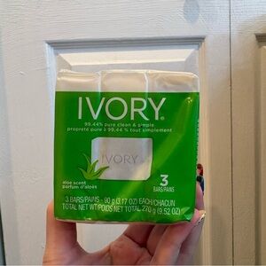 New In Packaging Ivory Bar Soap Aloe Scent 3 Bars